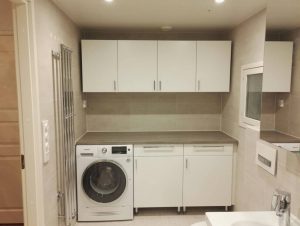 kylpyhuoneen kodinhoitohuoneseinusta