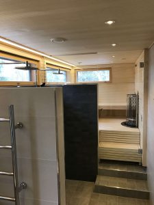 Suuri valoisa omakotitalon saunaosasto